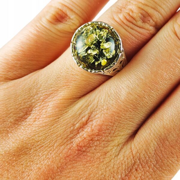 Pierścionek srebrny z bursztynem - okrągły z ażurowym zdobieniem