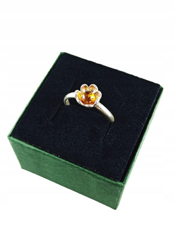 Pierścionek srebrny z bursztynem - kwiatek