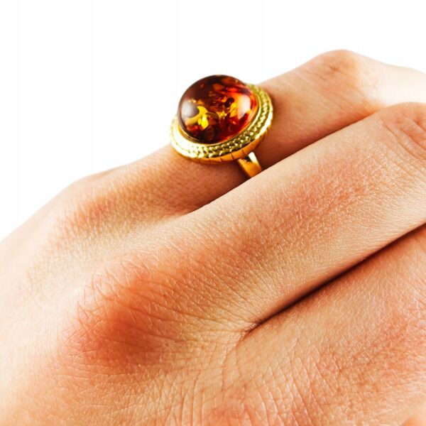Pierścionek srebrny pozłacany z bursztynem - okrągły