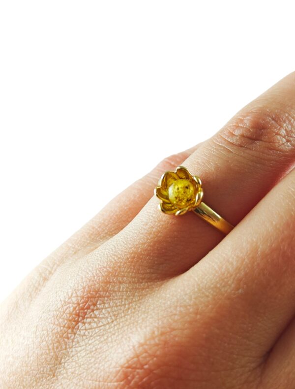 Pierścionek srebrny pozłacany z bursztynem - kwiatek