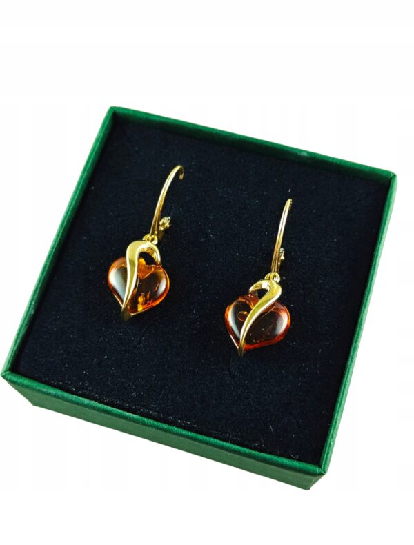 1d0170da8be6b087ae31592c54697b7e.jpg Kolczyki srebrne pozłacane serduszka z bursztynem - wiszące