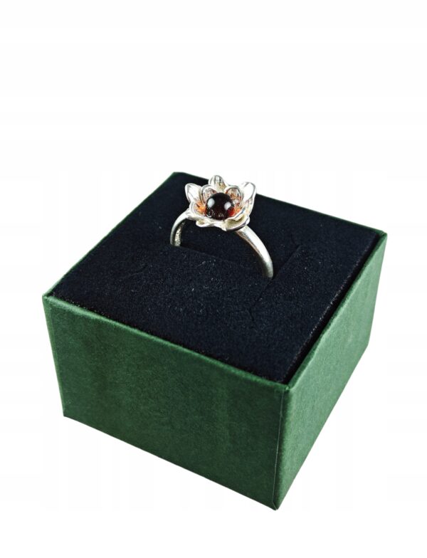 Pierścionek srebrny z bursztynem - kwiatek