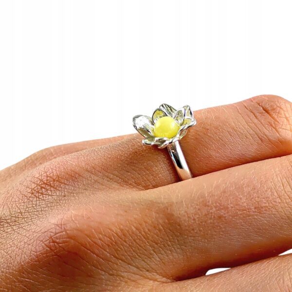 Pierścionek srebrny regulowany z mlecznym bursztynem - kwiatek