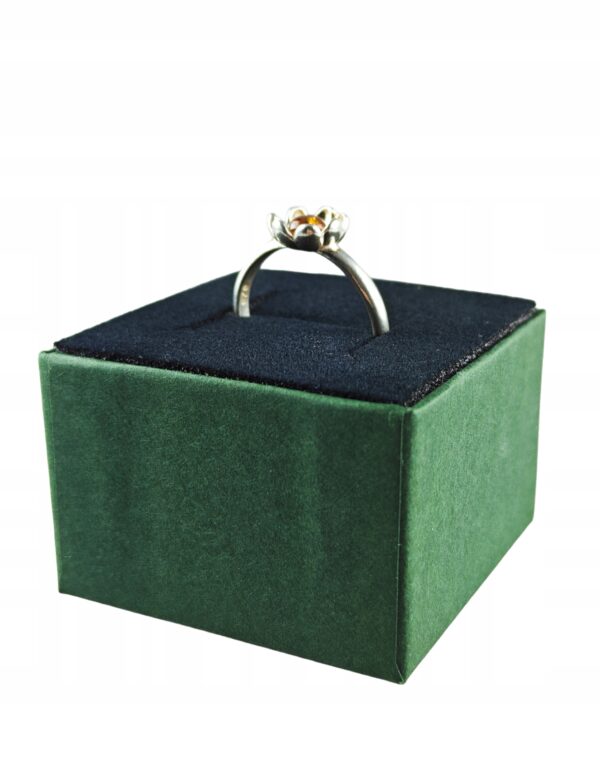 Pierścionek srebrny z bursztynem - kwiatek