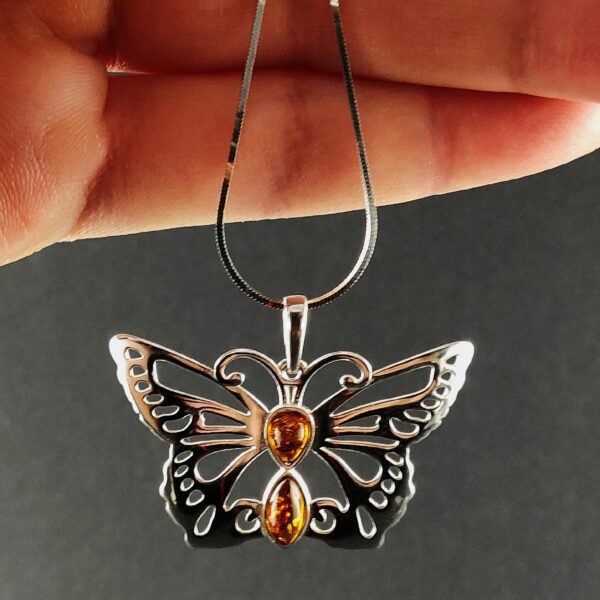 2b852351102c3f163146b9aab06e9e87.jpg WISIOREK SREBRNY z CERTYFIKOWANYM BURSZTYNEM PIĘKNY DUŻY MOTYL SREBRO 925