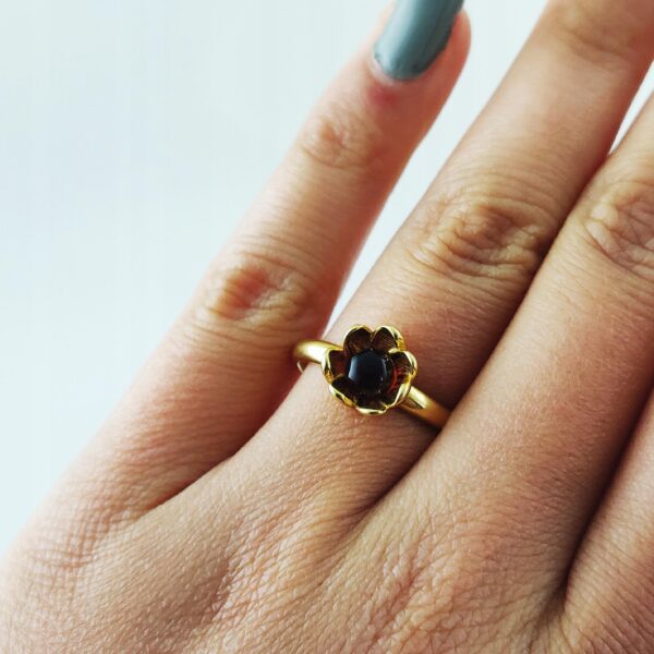 Pierścionek srebrny pozłacany z bursztynem - kwiatek