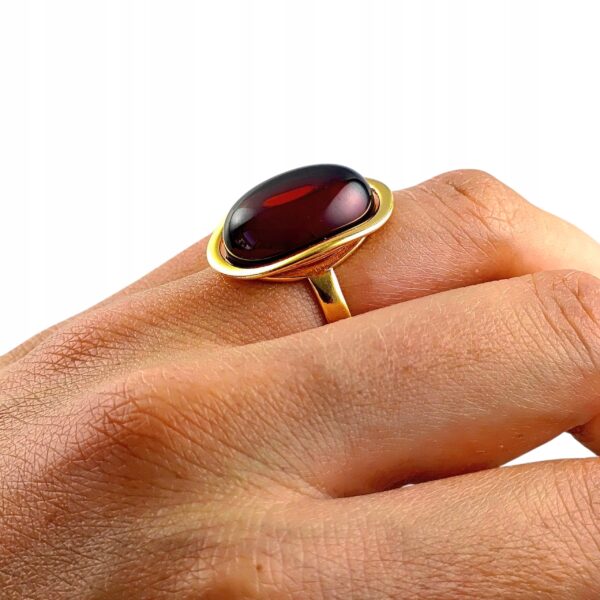 Pierścionek złoty regulowany z wiśniowym bursztynem - owalny klasyczny - srebro pozłacane