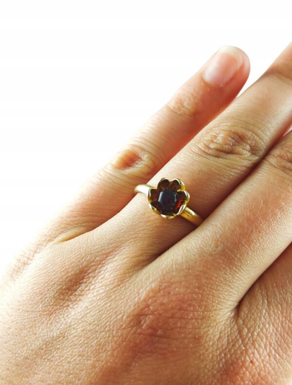 Pierścionek srebrny pozłacany z bursztynem - kwiatek