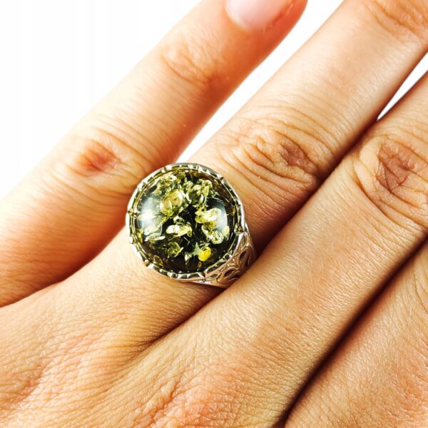 Pierścionek srebrny z bursztynem - okrągły z ażurowym zdobieniem