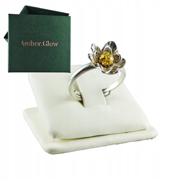 Pierścionek srebrny regulowany z zielonym bursztynem - kwiatek