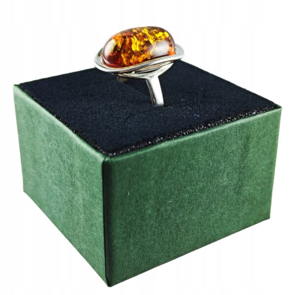 Pierścionek srebrny z bursztynem - owalny klasyczny