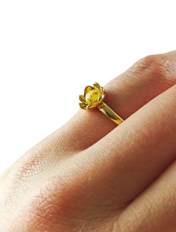 Pierścionek srebrny pozłacany z bursztynem - kwiatek