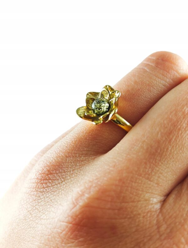 Pierścionek srebrny pozłacany z bursztynem - kwiatek