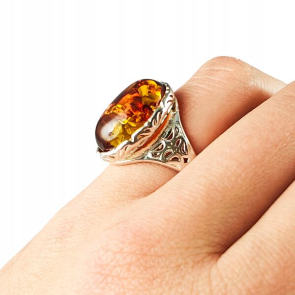 Pierścionek srebrny z bursztynem - owalny z ażurowym zdobieniem