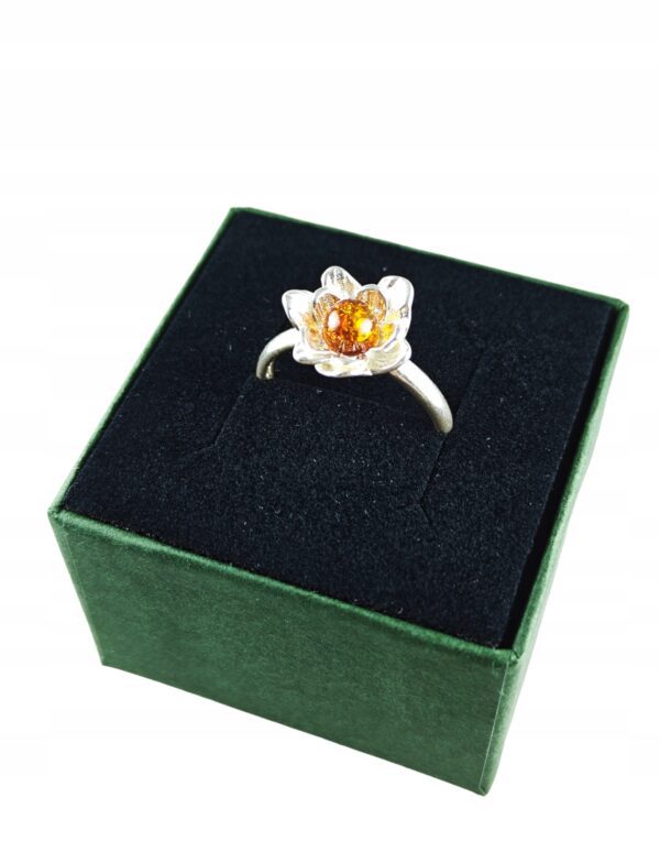 Pierścionek srebrny z bursztynem - kwiatek