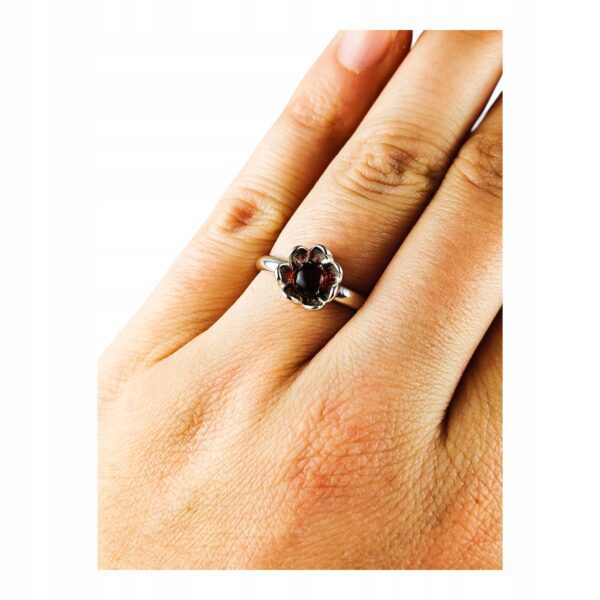 Pierścionek srebrny z bursztynem - kwiatek