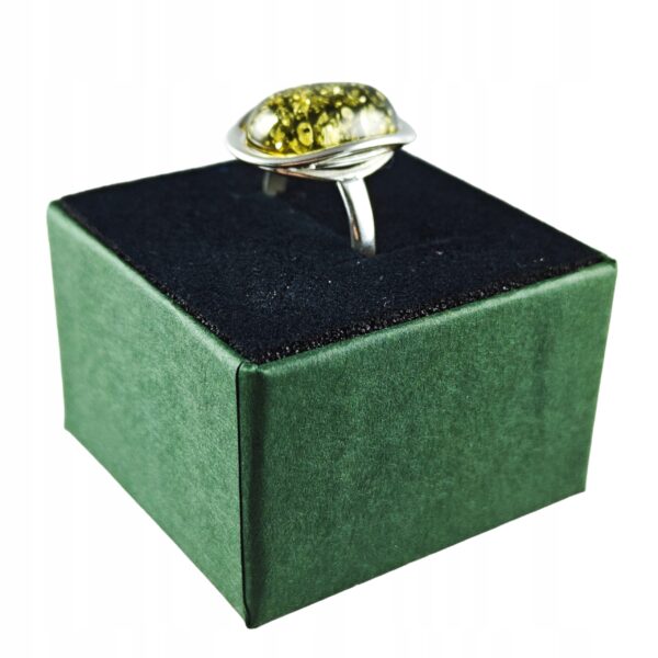 Pierścionek srebrny z bursztynem - owalny klasyczny