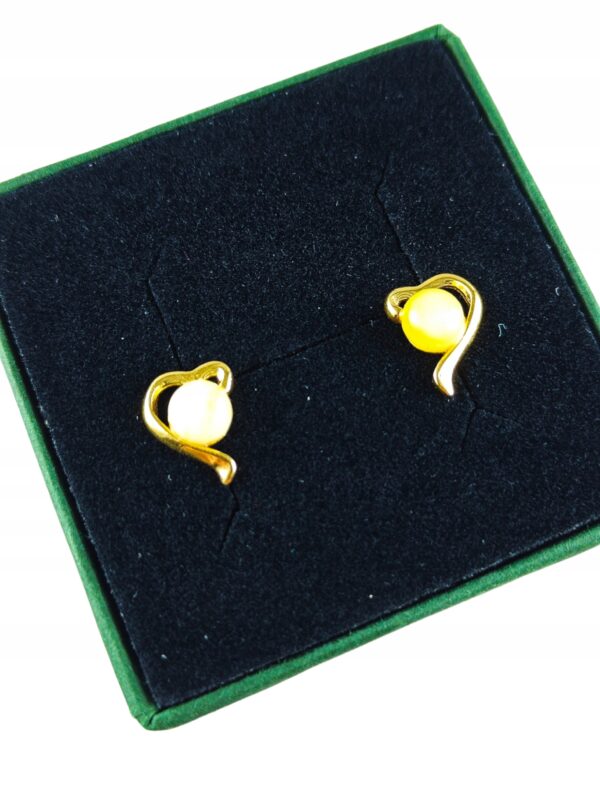 51dc7234ab8c19f73e612792ff2ee199.jpg Kolczyki srebrne pozłacane serduszka z bursztynem