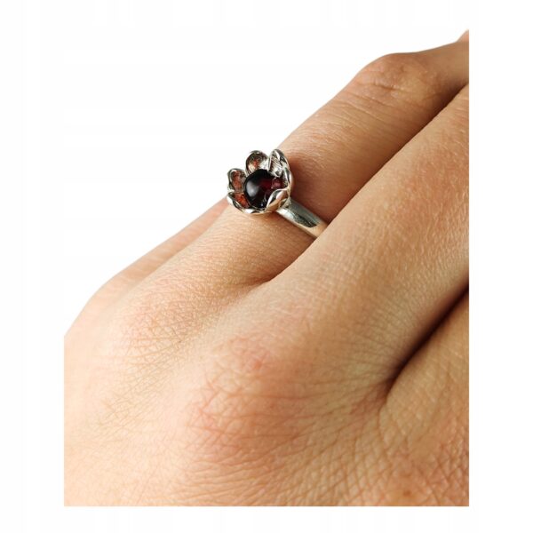 Pierścionek srebrny z bursztynem - kwiatek