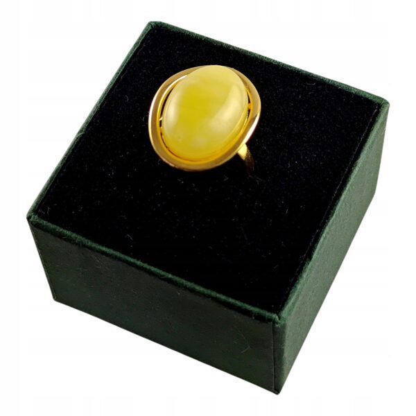 Pierścionek złoty regulowany z mlecznym bursztynem - owalny klasyczny - srebro pozłacane
