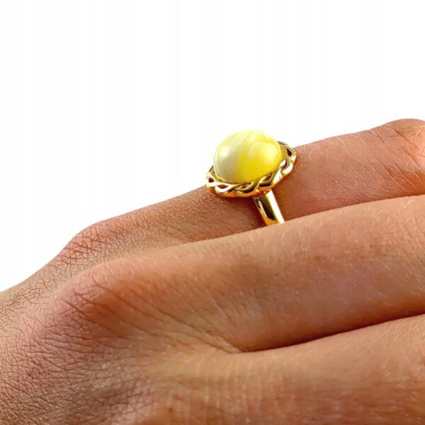 Pierścionek srebrny pozłacany z mlecznym bursztynem - okrągły delikatny - regulowany