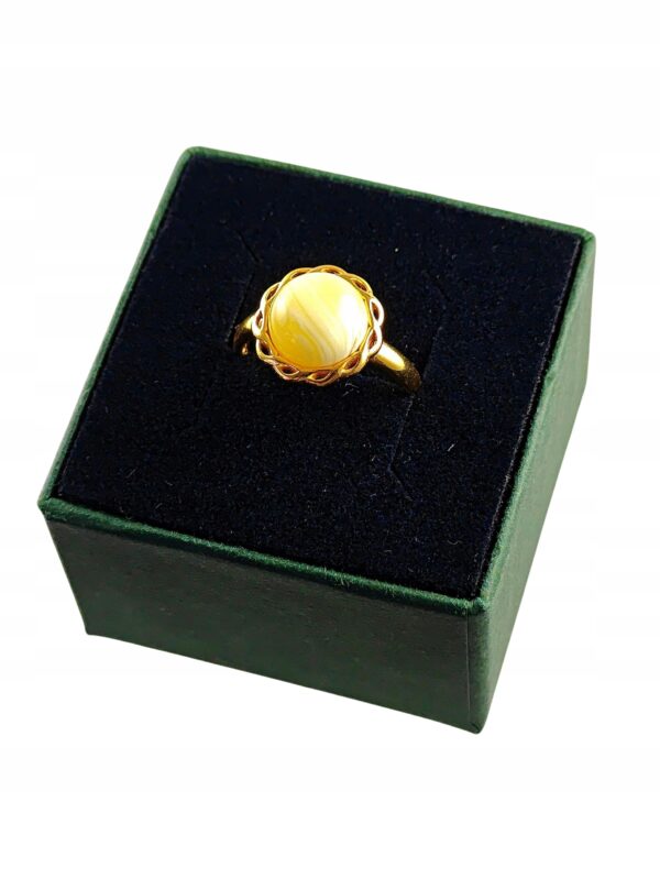Pierścionek srebrny pozłacany z mlecznym bursztynem - okrągły delikatny - regulowany