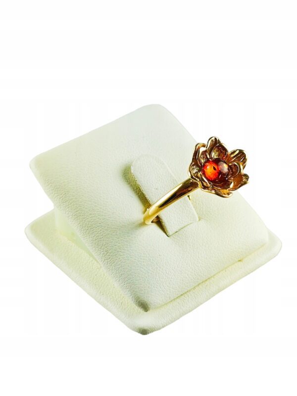 Pierścionek srebrny pozłacany z bursztynem - kwiatek