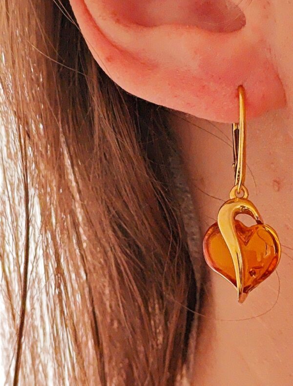 59f7fca9ec20705c862b409591fd0210.jpg Kolczyki srebrne pozłacane serduszka z bursztynem - wiszące