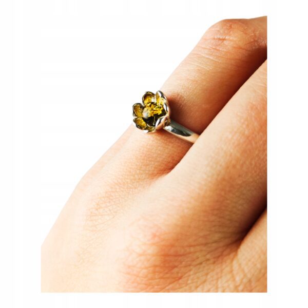 Pierścionek srebrny z bursztynem - kwiatek