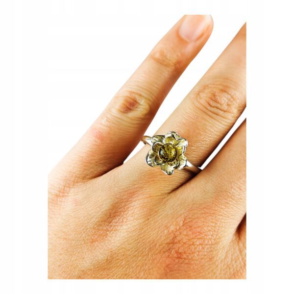 Pierścionek srebrny regulowany z zielonym bursztynem - kwiatek