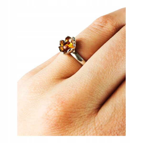 Pierścionek srebrny z bursztynem - kwiatek