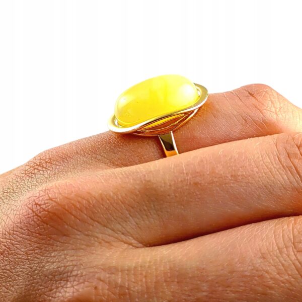 Pierścionek złoty regulowany z mlecznym bursztynem - owalny klasyczny - srebro pozłacane