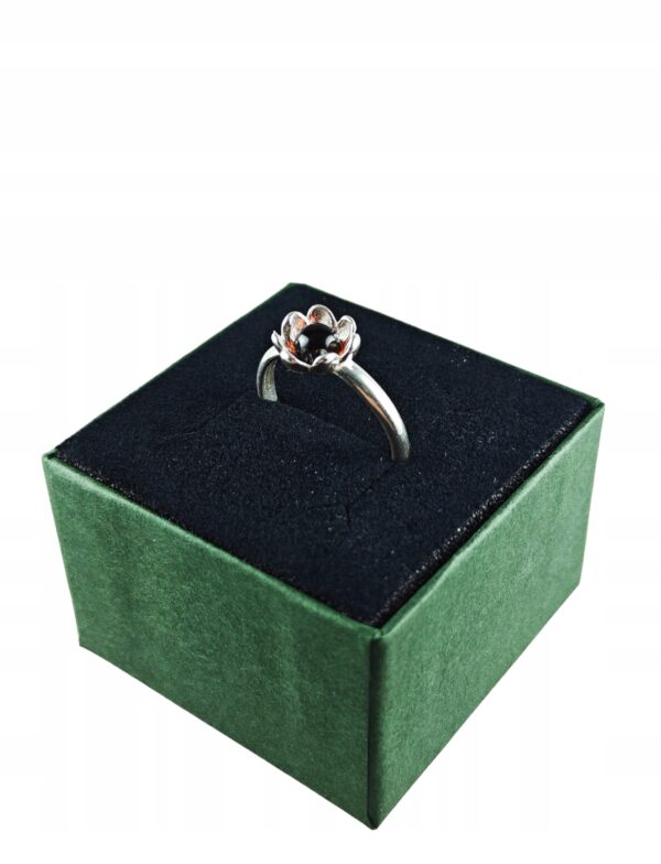 Pierścionek srebrny z bursztynem - kwiatek