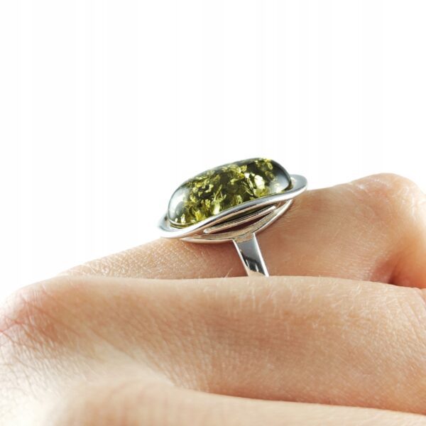 Pierścionek srebrny z bursztynem - owalny klasyczny