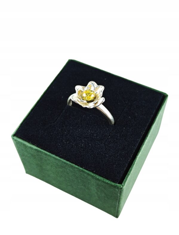 Pierścionek srebrny regulowany z zielonym bursztynem - kwiatek