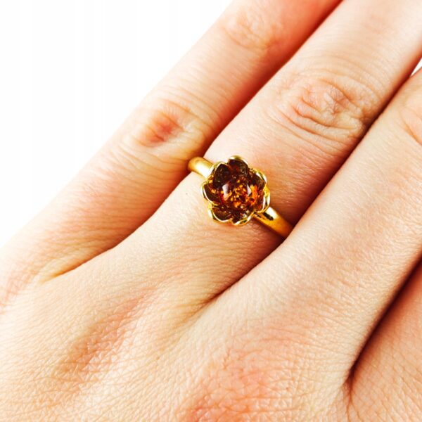 Pierścionek srebrny pozłacany z bursztynem - kwiatek