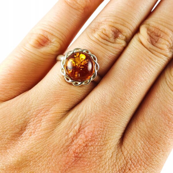 Pierścionek srebrny z bursztynem - okrągły delikatny