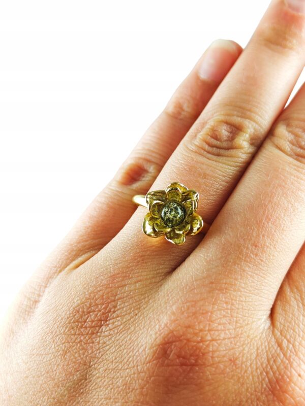 Pierścionek srebrny pozłacany z bursztynem - kwiatek