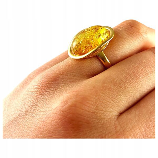 7a02268693ec892a3af3dacb41fa6f2f.jpg ZŁOTY PIERŚCIONEK z CERTYFIKOWANYM Bursztynem SREBRO Pozłacane Regulowany