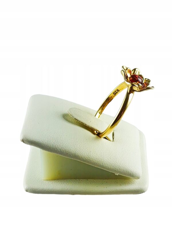 Pierścionek srebrny pozłacany z bursztynem - kwiatek