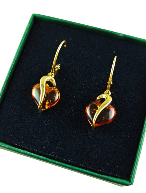 82df7a015bddd987a9c2aa82a5f86f35.jpg Kolczyki srebrne pozłacane serduszka z bursztynem - wiszące