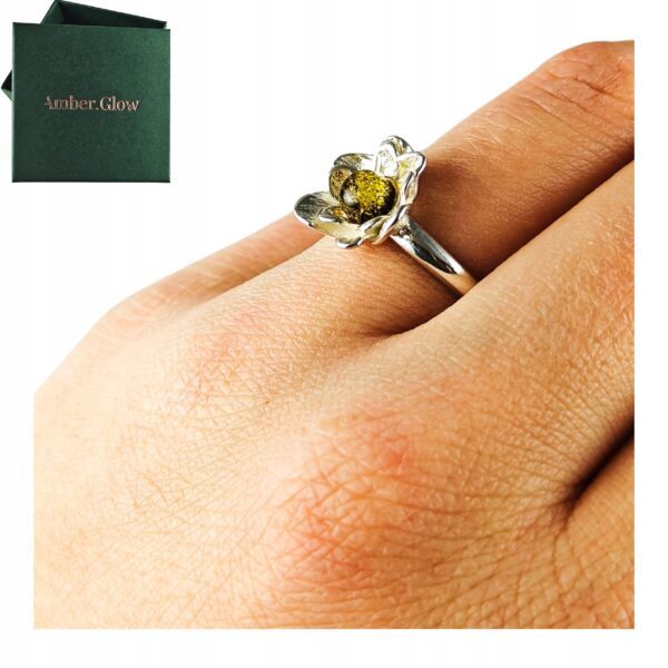 Pierścionek srebrny regulowany z zielonym bursztynem - kwiatek