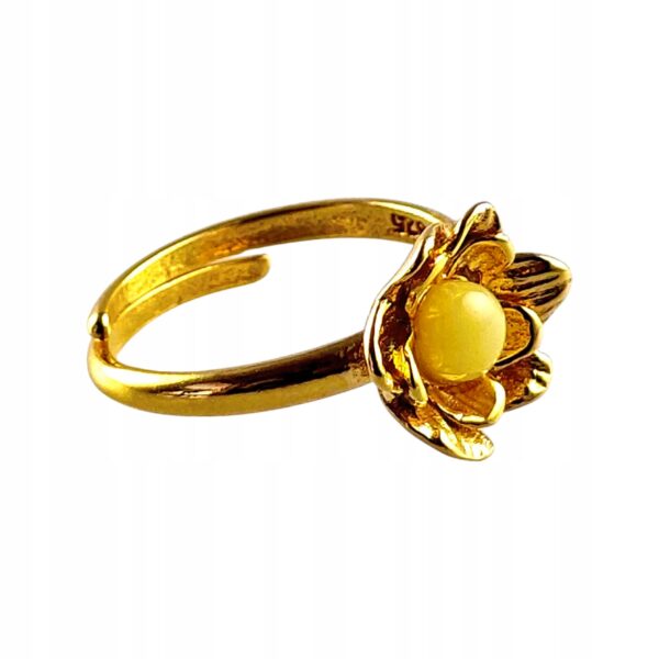 Pierścionek srebrny pozłacany z mlecznym bursztynem - kwiatek - regulowany