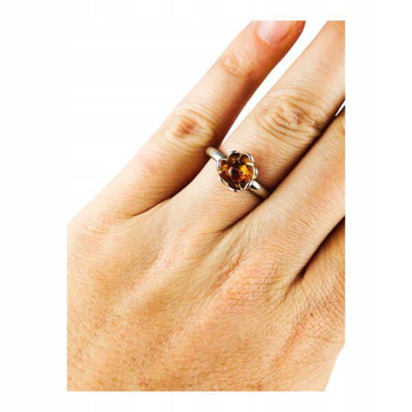 Pierścionek srebrny z bursztynem - kwiatek