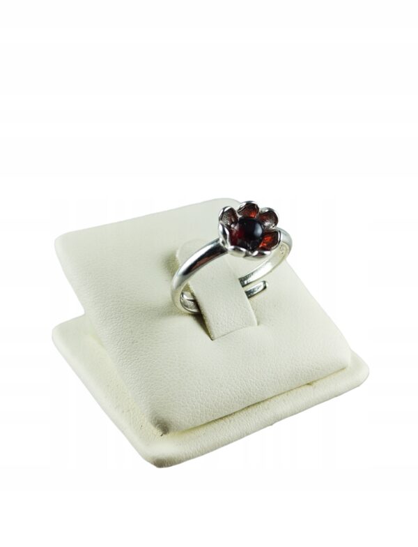 Pierścionek srebrny z bursztynem - kwiatek