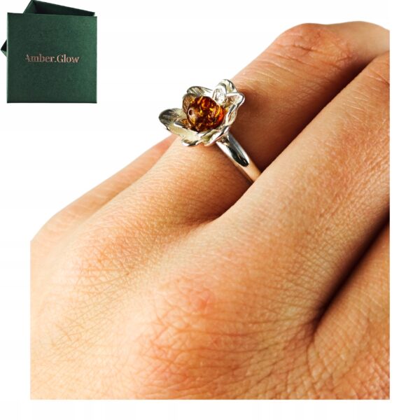 Pierścionek srebrny z bursztynem - kwiatek