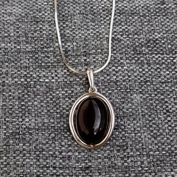 97b66e7a5d2481c4252eeed7bd0c603f.jpg Wisiorek srebrny z wiśniowym bursztynem