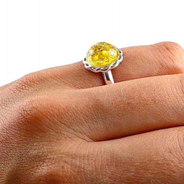 Pierścionek srebrny regulowany z cytrynowym bursztynem - okrągły delikatny