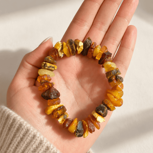 Bransoletka sieczka z bursztynu bałtyckiego – surowy mix 11–13 mm, na gumce