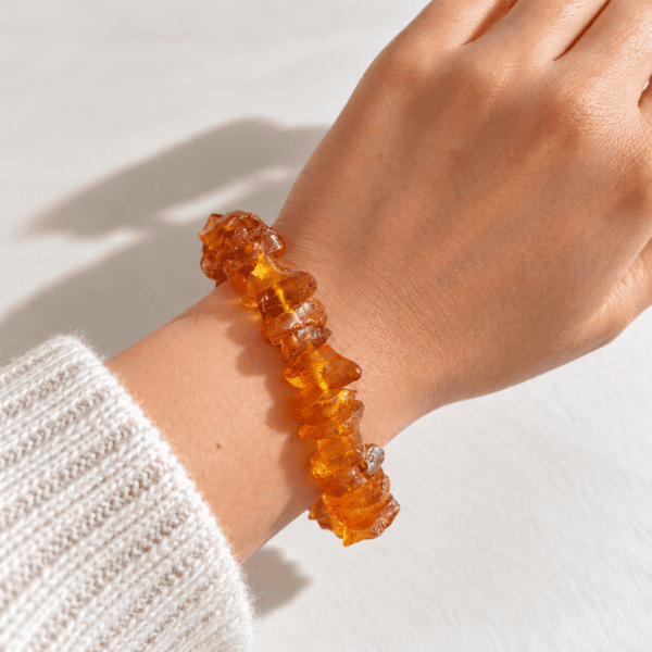 Bransoletka z jasnego bursztynu – sieczka jasny koniak 11–13 mm, na gumce Bransoletka z jasnego bursztynu – sieczka jasny koniak 11–13 mm, na gumce